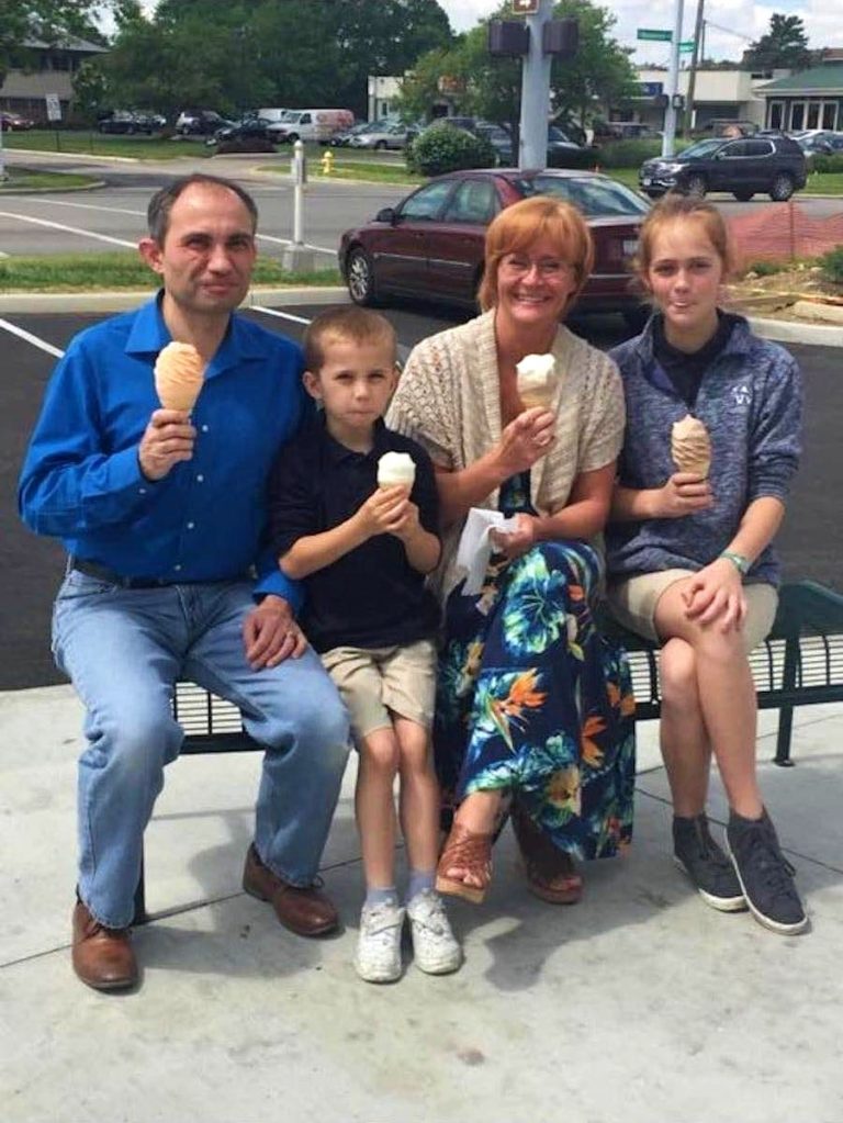 A family, who seemed to be delighted that they went for ice cream together, accepted this woman’s offer to snap a photo for them.