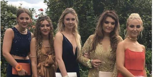 Five girls take a prom picture, and it becomes popular because of a small hidden detail.